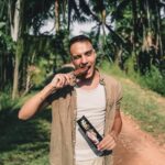 Simone Paciello Instagram - Pronto a vivere la mia estate fatta di: • NO in discoteca • Pranzi ad orari improponibili • E le zanzare che tra Mykonos e Ibiza hanno scelto le mie orecchie • Con il nuovo gelato NUII Cioccolato al latte e Nocciole Tostate Italiane! 👀😋 @nuii_icecream_global #nuiiicecreamadventure #EstateConNuii #adv