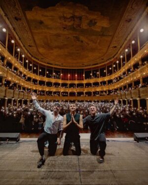 Simone Paciello Instagram - Letteralmente un sogno 🤍
La nostra primissima volta al sud è stato qualcosa di indescrivibile, un calore così poche volte lo abbiamo provato, per non parlare della bellezza dei teatri!
Grazie Palermo, Catania, Taranto e Lecce 🙏🏼
