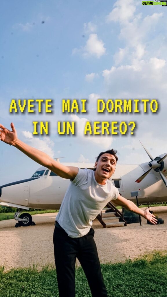 Simone Paciello Instagram - Avete mai dormito in un aereo? ✈️ No?! Maledizione..
