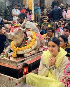 Simrat Kaur Instagram - Har har Mahakal ❤️🙏🏻… divine and magical 🧿 Mahakaleshwar Ujjain