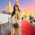 Simrat Kaur Instagram - Har har Mahakal ❤️🙏🏻… divine and magical 🧿 Mahakaleshwar Ujjain