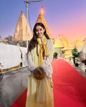 Simrat Kaur Instagram - Har har Mahakal ❤️🙏🏻… divine and magical 🧿