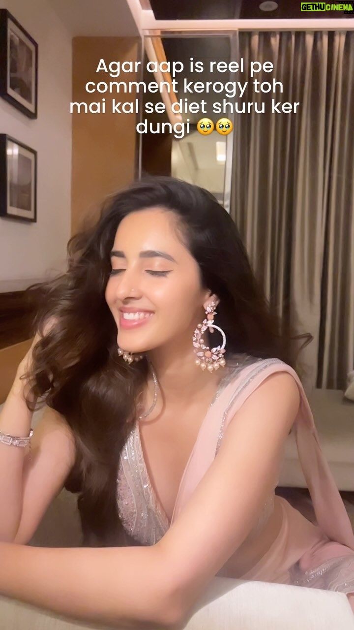 Simrat Kaur Instagram - Ab apko comment kerna padhega 🥹🫶 warna diet shuru nahi hogi 😂😛…. 🥻 @sulakshanamonga 🫶 Mumbai, Maharashtra