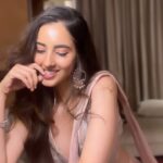 Simrat Kaur Instagram - Aaj caption dene ka kaam apka 😛🫶🌹 Mumbai, Maharashtra
