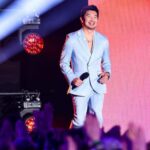 Simu Liu Instagram – it’s not every day that one gets to host the people’s choice awards. thank you to @nbcuniversal for putting your faith in me, and a special thank you to everyone at home who tuned in to watch!

styled by @chloekeiko
groomed by @mirachai Los Angeles, California