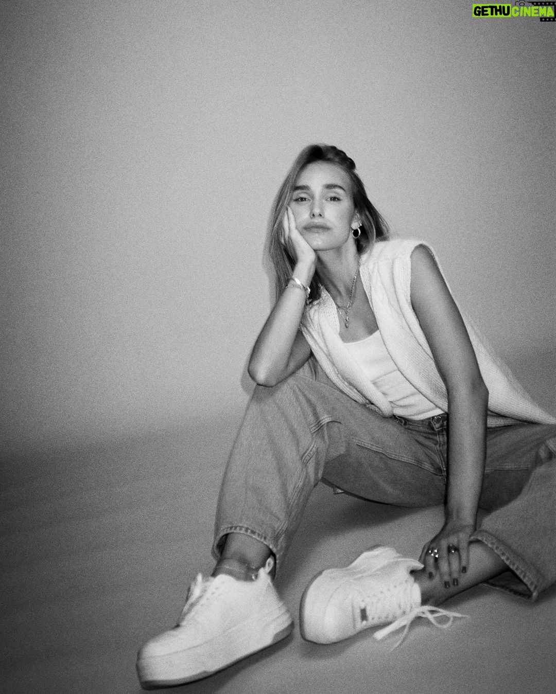 Sina Deinert Instagram - 💛🌝⚡️🌼 📸 @typeofjulien Germany