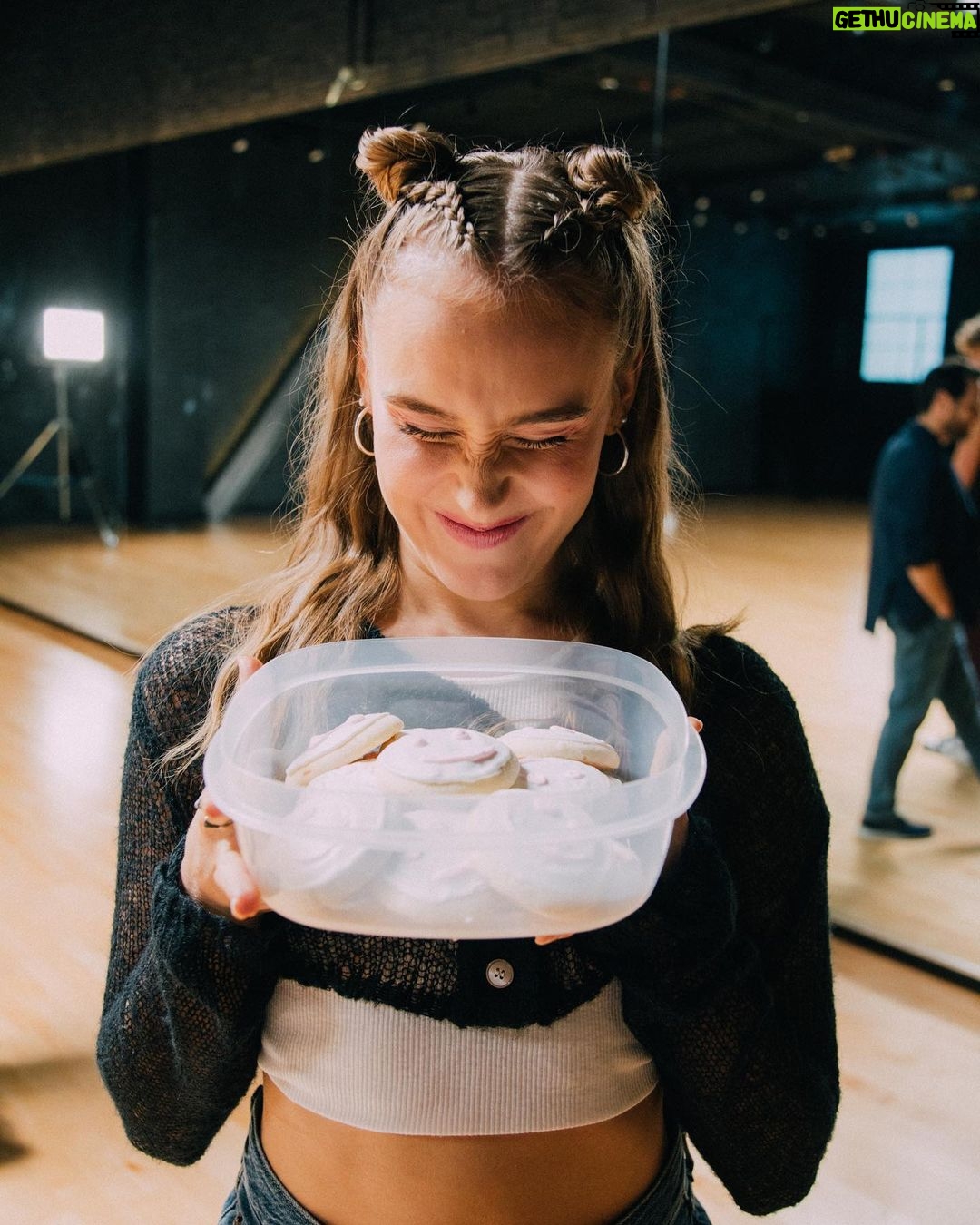 Sina Deinert Instagram - Our Musical is available for purchase now 🥳!!! Be ready to meet Rose 🧁🎀🌷🍪!!!!