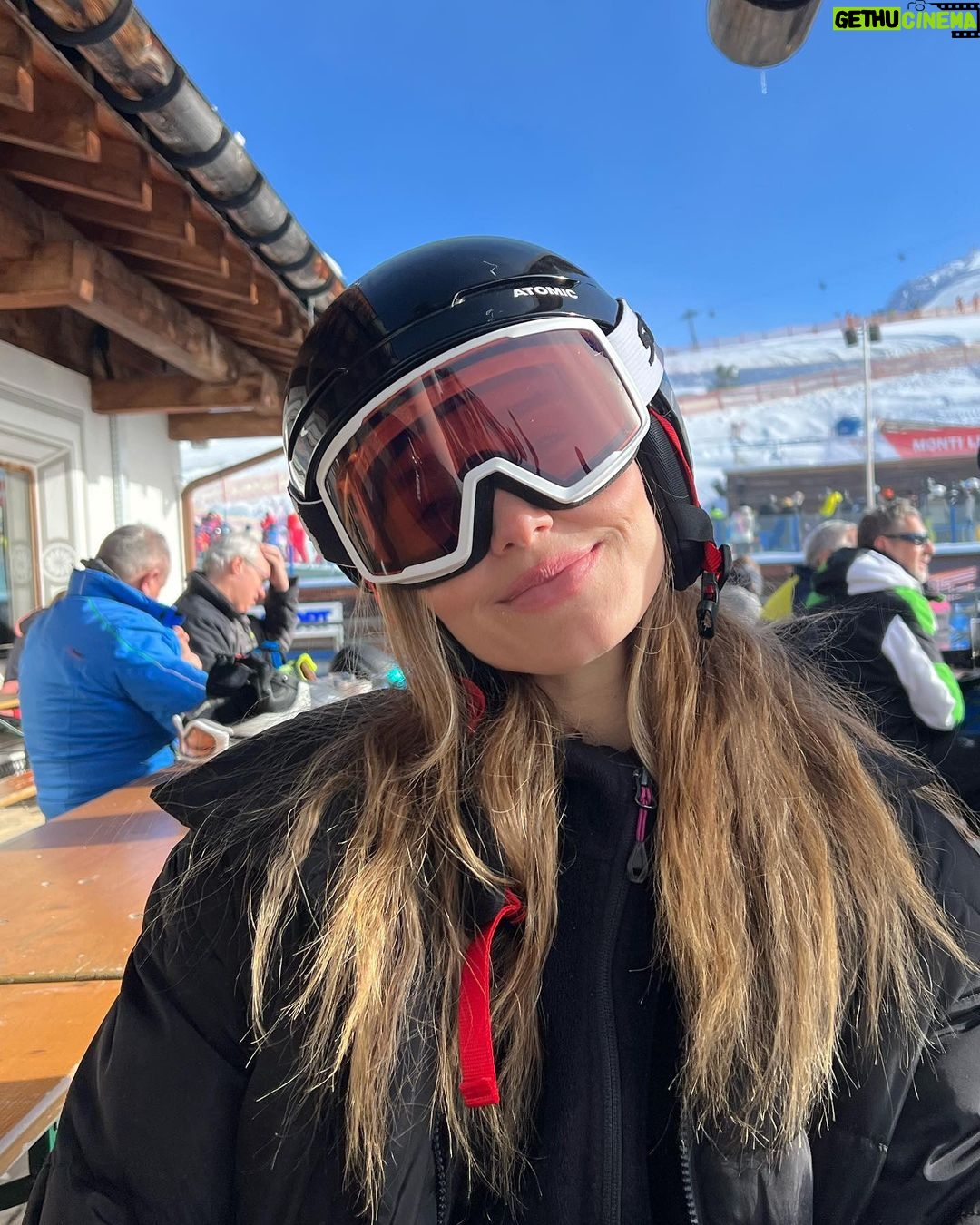 Sina Deinert Instagram - I’m getting better at skiing ⛷️ but it’s still a little scary not gonna lie 🙃