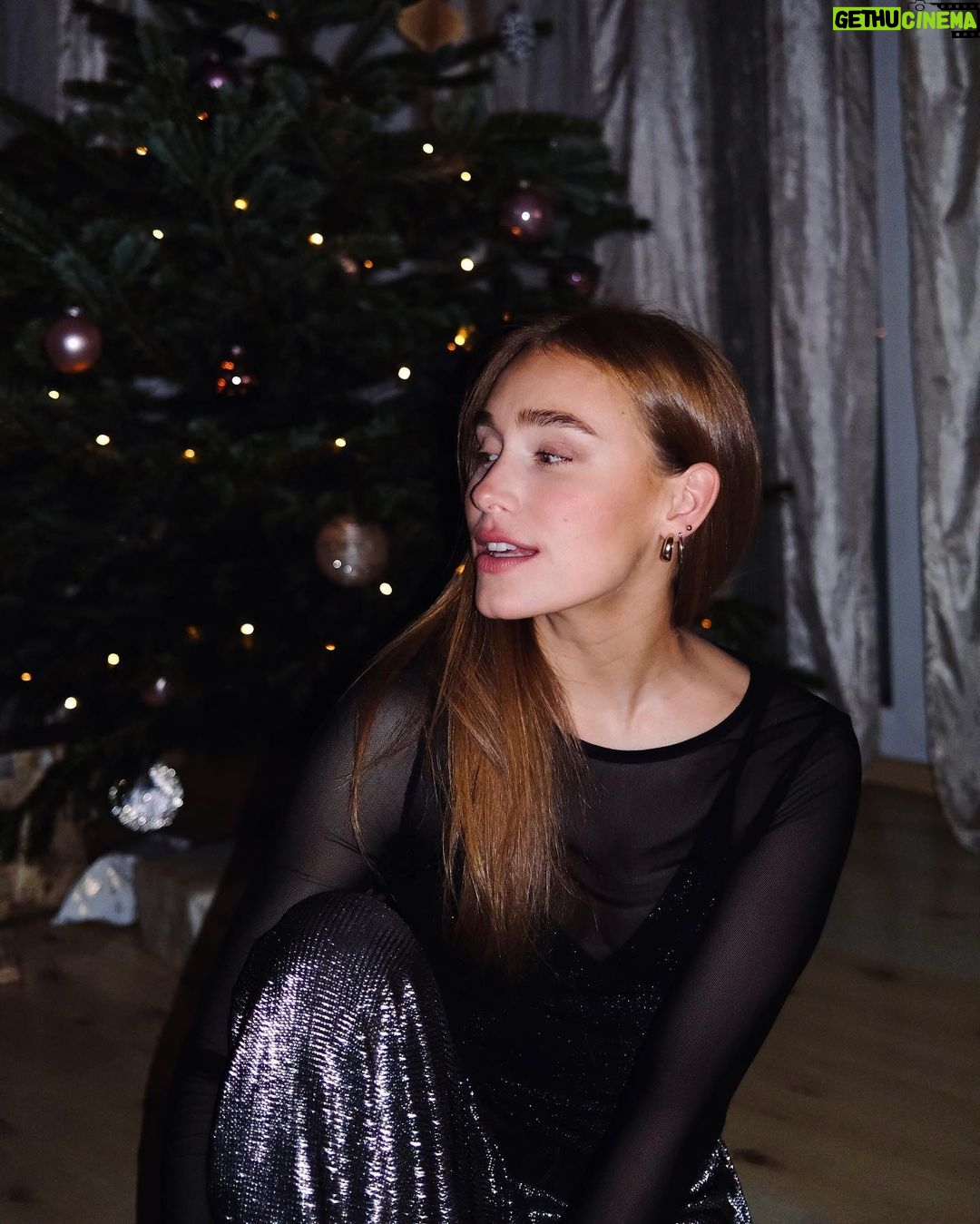Sina Deinert Instagram - Happy Holidays everyone๐โจ๐ wishing you and your family/friends love, peace and happiness!! ๐๐ผ Germany