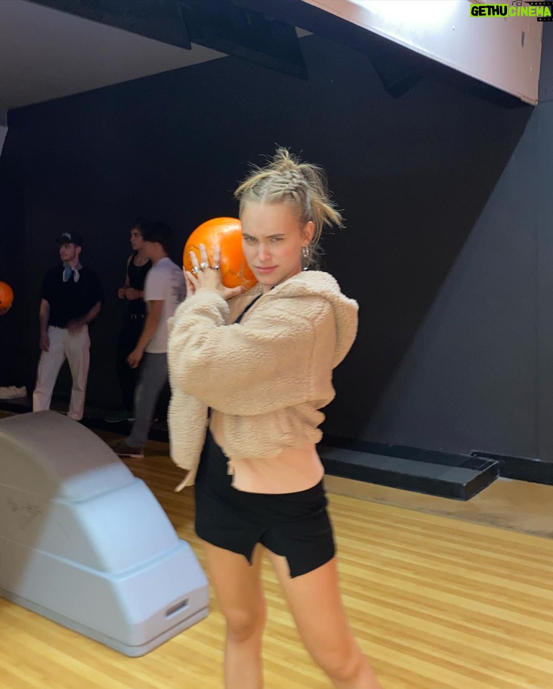 Sina Deinert Instagram - What kind of bowler are you? 1,2,3 or 4? 🎳 @nowunited Los Angeles, California