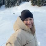 Sina Deinert Instagram - I’m getting better at skiing ⛷️ but it’s still a little scary not gonna lie 🙃