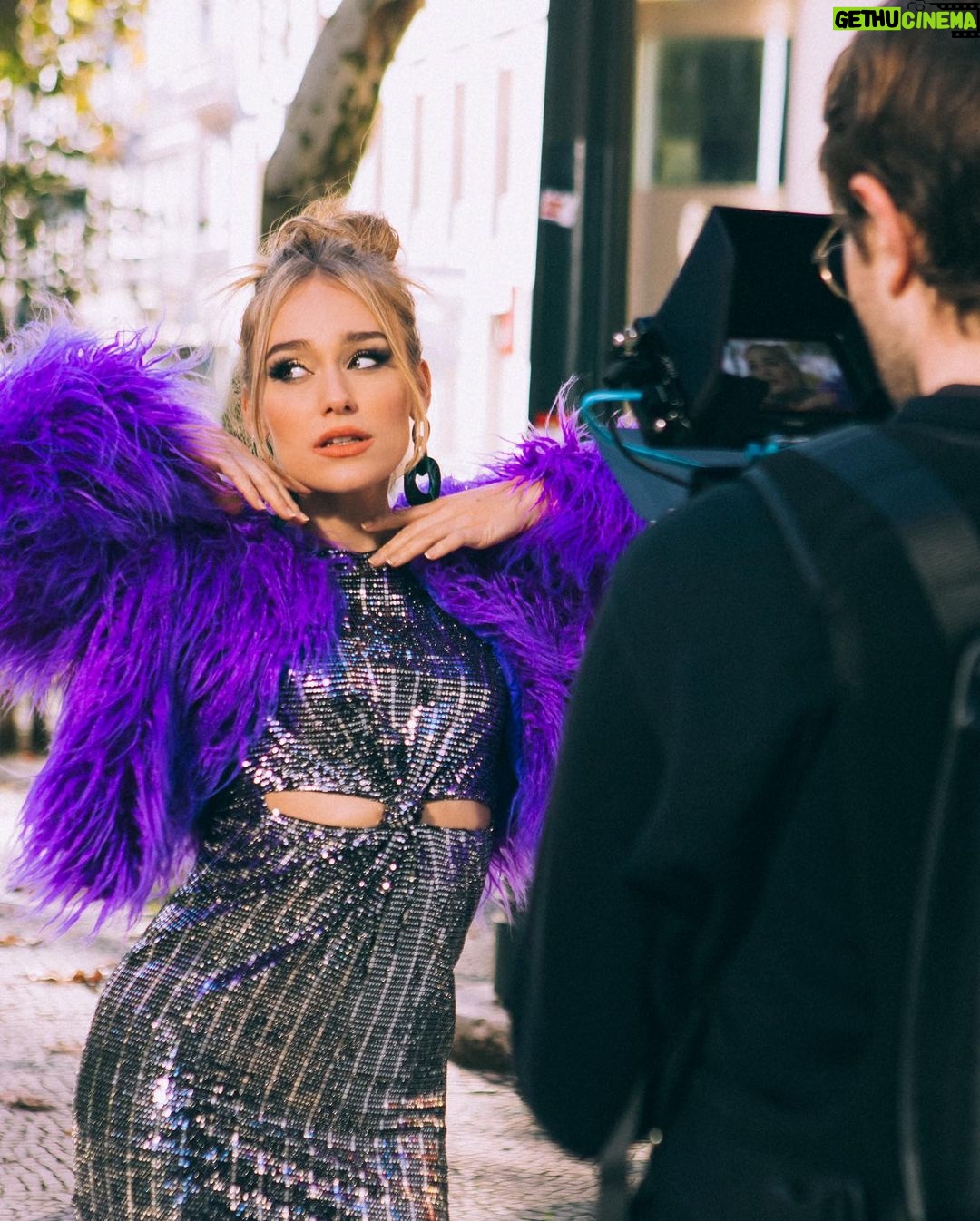 Sina Deinert Instagram - „HOLIDAY“ Music Video is OUT NOW!! 💜
