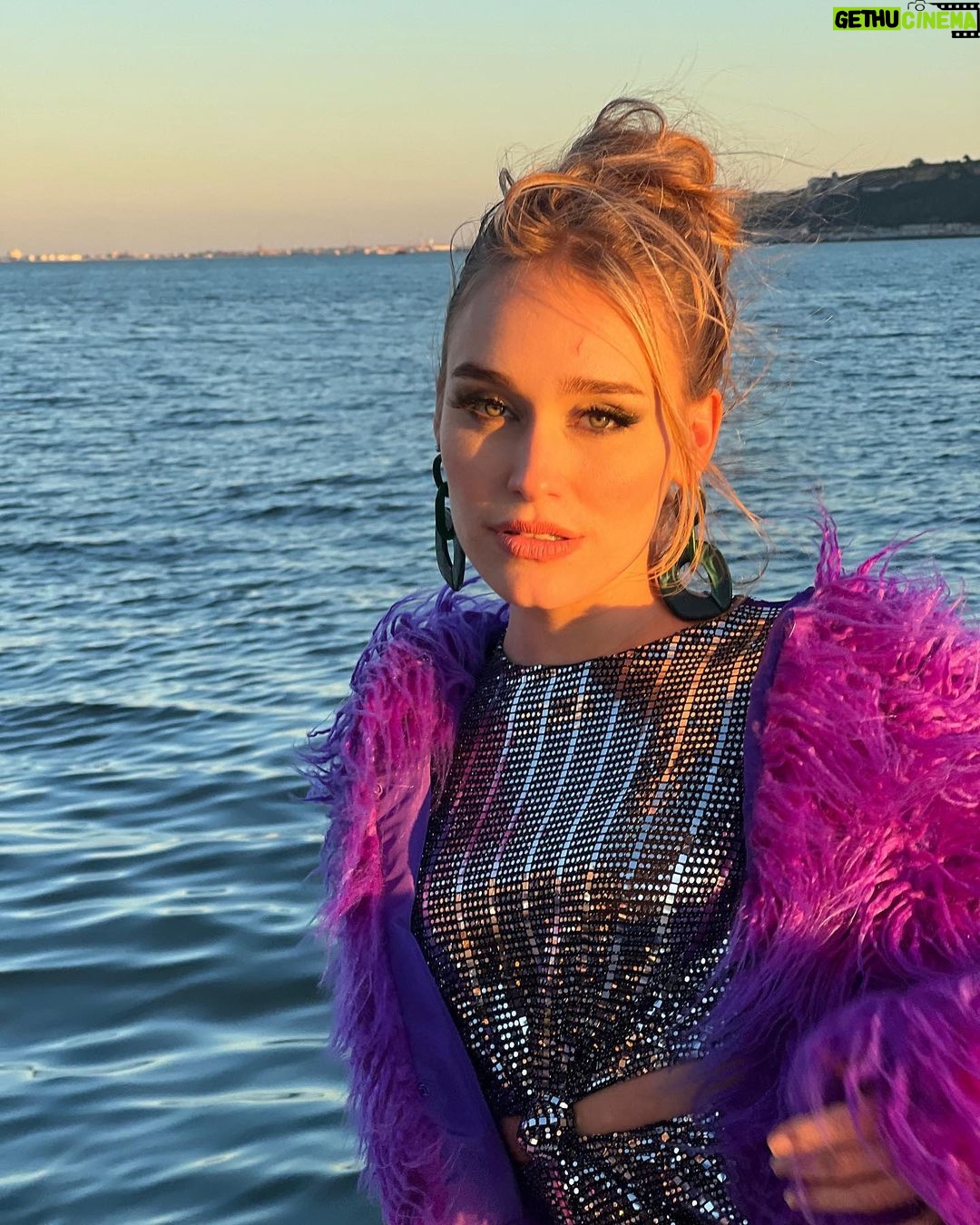 Sina Deinert Instagram - „HOLIDAY“ Music Video is OUT NOW!! 💜