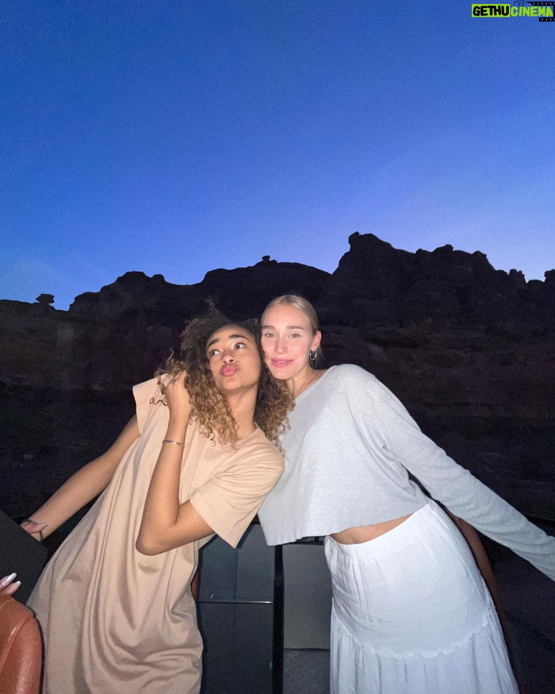 Sina Deinert Instagram - We finally made it to Saudi Arabia and it is soooooo beautiful here!! ππΌββοΈ Itβs also amazing to meet some Uniters here in Al Ula β€οΈβπ₯π«ΆπΌπ Al Ula Saudi Arabia