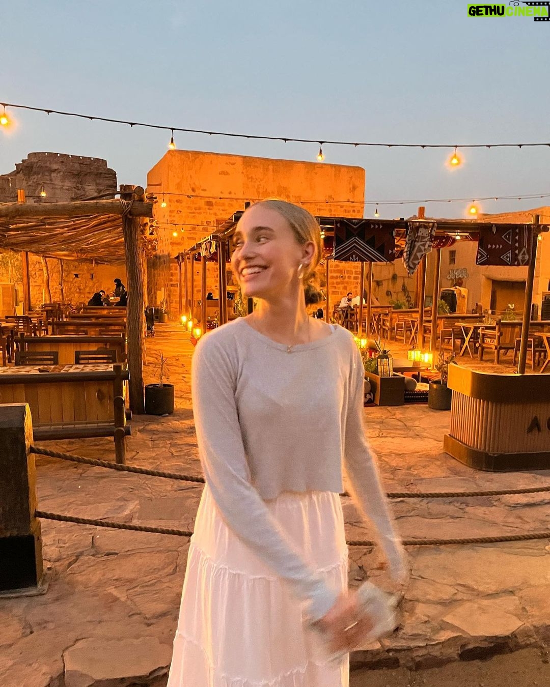 Sina Deinert Instagram - We finally made it to Saudi Arabia and it is soooooo beautiful here!! ππΌββοΈ Itβs also amazing to meet some Uniters here in Al Ula β€οΈβπ₯π«ΆπΌπ Al Ula Saudi Arabia