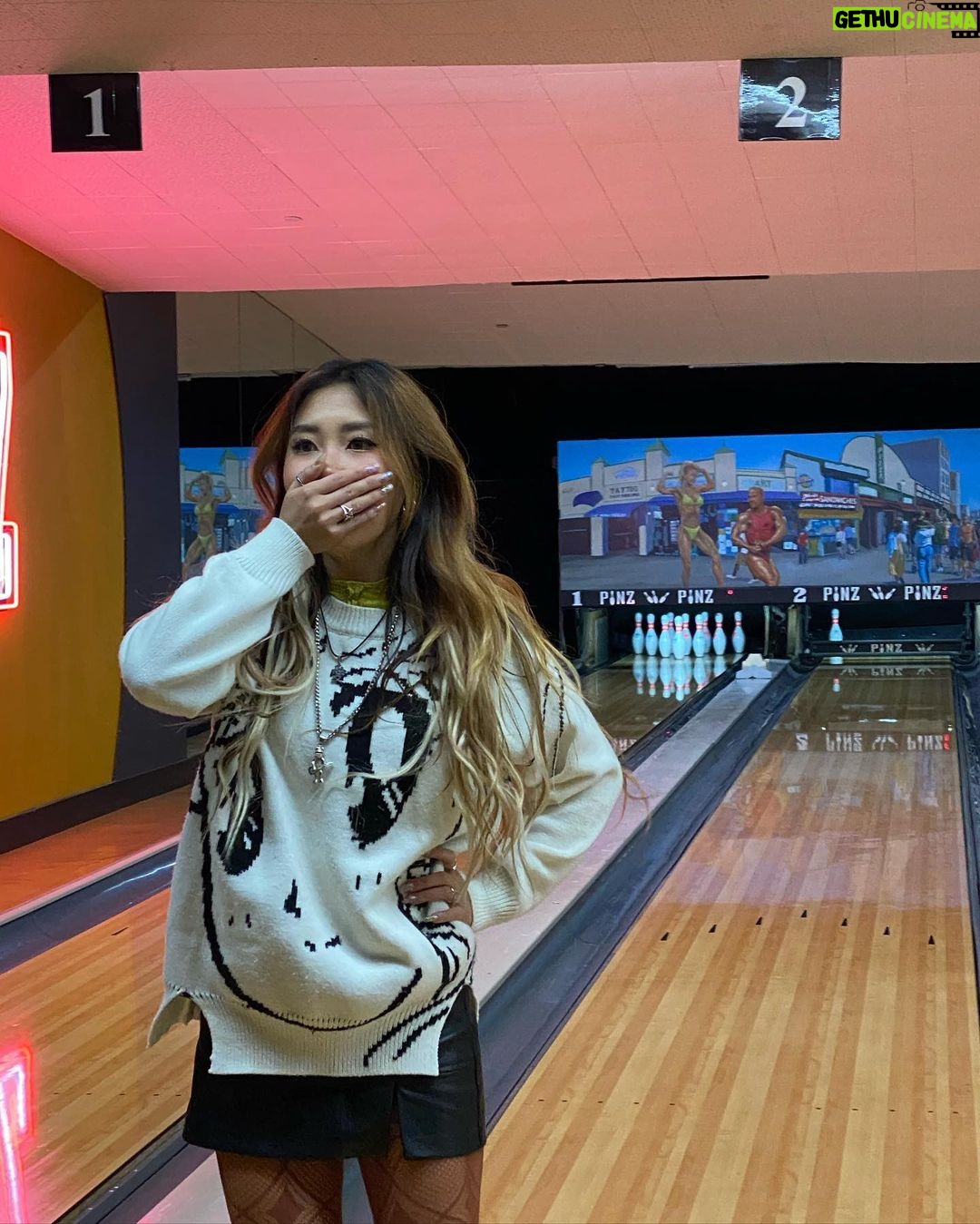 Sina Deinert Instagram - What kind of bowler are you? 1,2,3 or 4? 🎳 @nowunited Los Angeles, California
