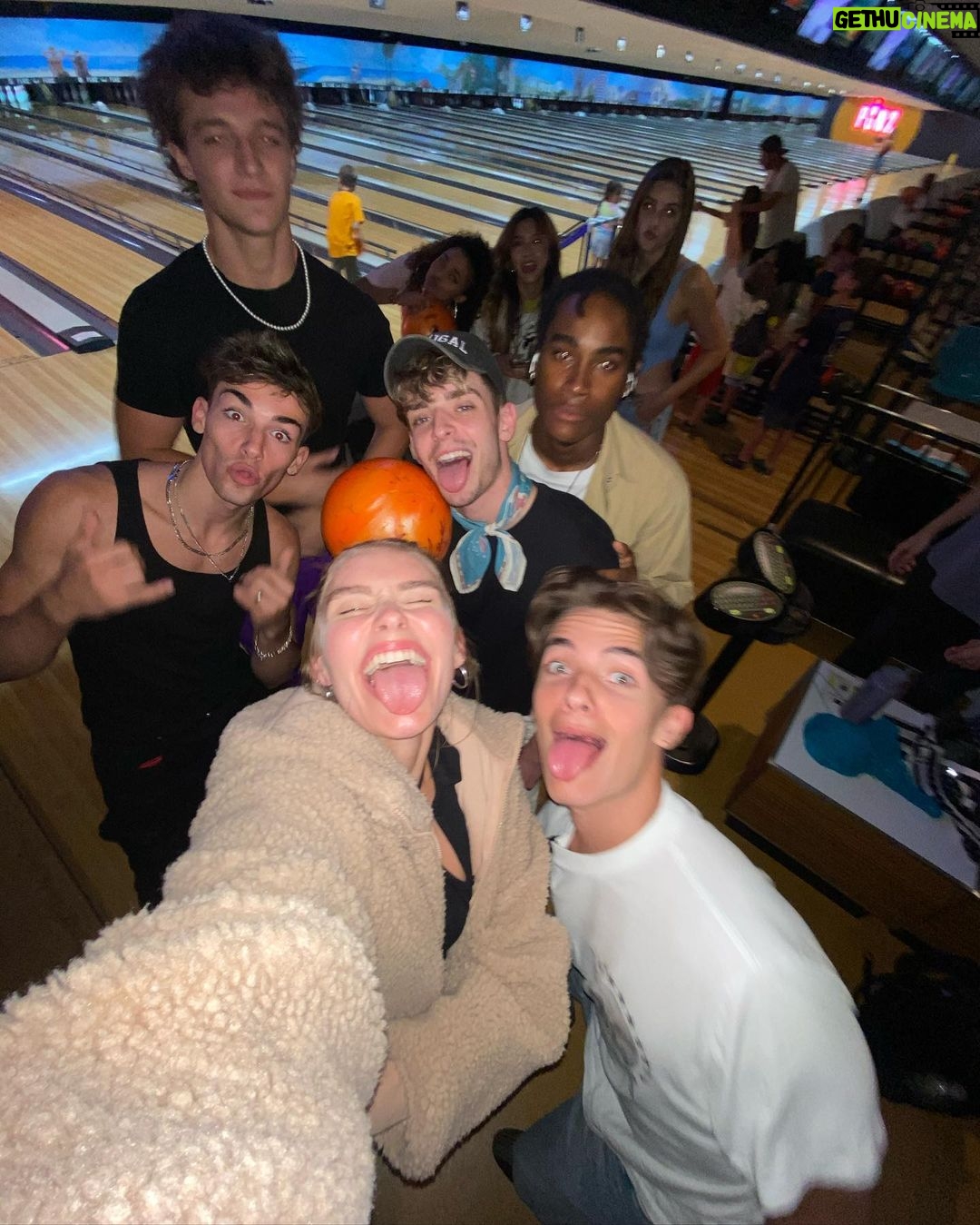 Sina Deinert Instagram - What kind of bowler are you? 1,2,3 or 4? 🎳 @nowunited Los Angeles, California
