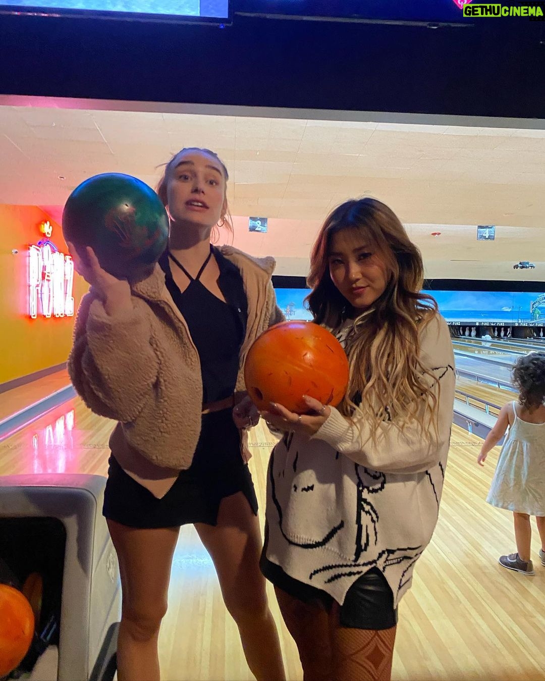 Sina Deinert Instagram - What kind of bowler are you? 1,2,3 or 4? 🎳 @nowunited Los Angeles, California