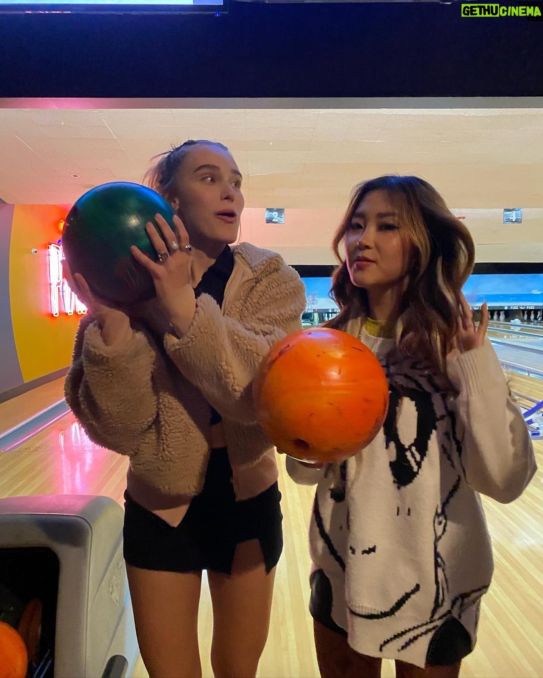 Sina Deinert Instagram - What kind of bowler are you? 1,2,3 or 4? 🎳 @nowunited Los Angeles, California