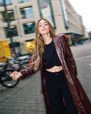 Sina Deinert Instagram - Spotted the absolute prettiest out in the German streets <3 ela é nossa Brasillll🇧🇷🌟