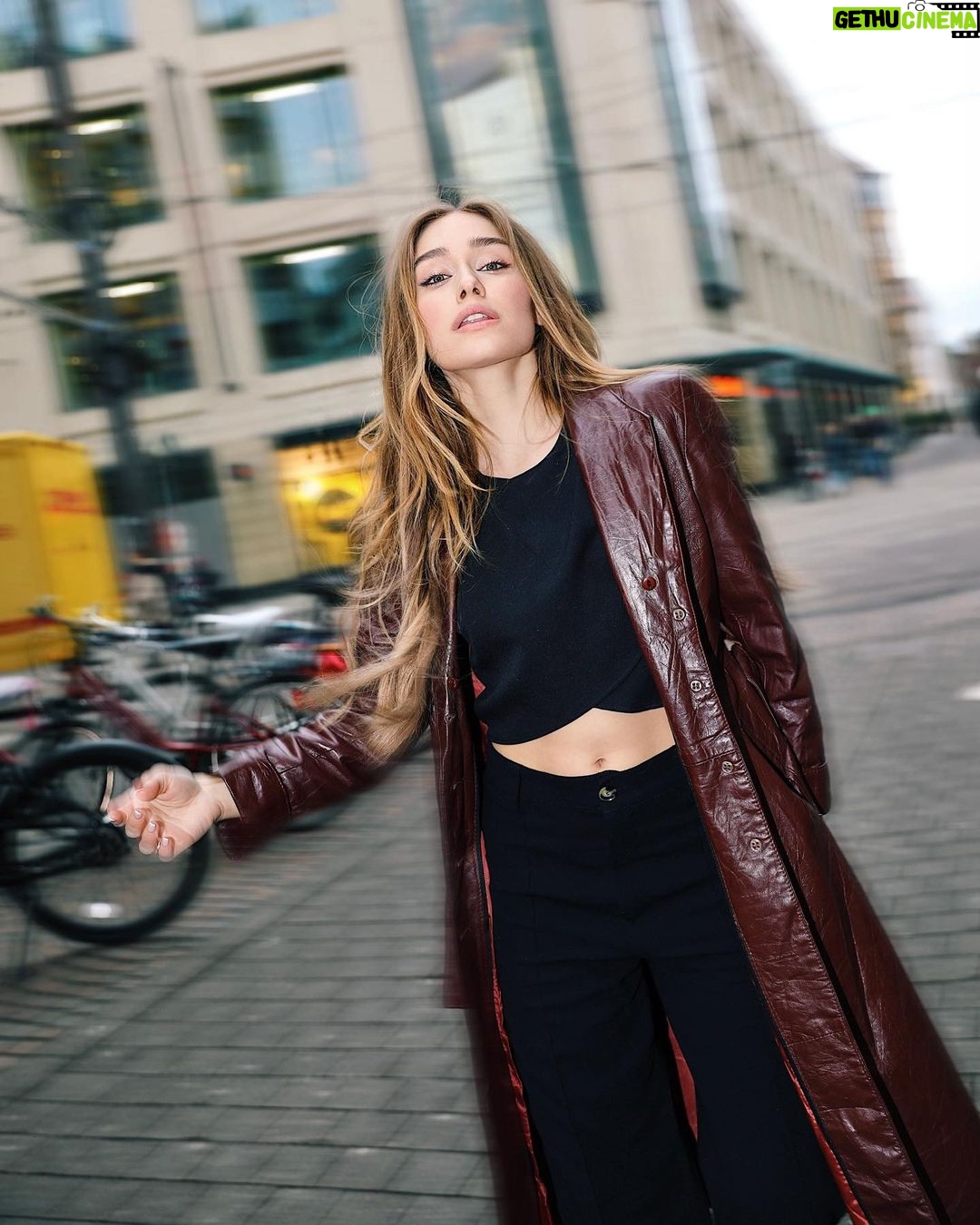 Sina Deinert - 351.6K Likes - Spotted the absolute prettiest out in the German streets <3 ela é nossa Brasillll🇧🇷🌟