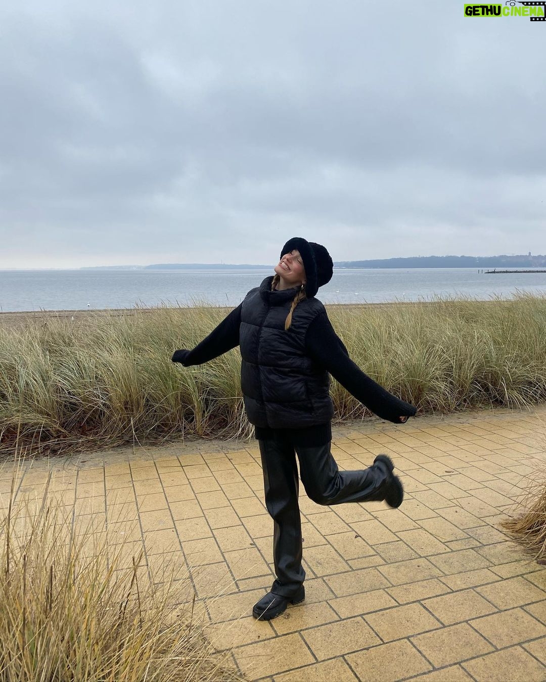 Sina Deinert Instagram - Huhu aus dem Norden ihr Lemminge! Ich geh mir jetzt ein Krabbenbrötchen ergattern. - Caption Idee von @_monaluca Flensburg