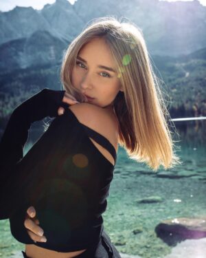 Sina Deinert Instagram - First shared post on Instagram!!🥳 @rmkhnert__ 
We had so much fun on the shoot and the location was a dream!!! 
Which picture is your favorite? 🏔💚