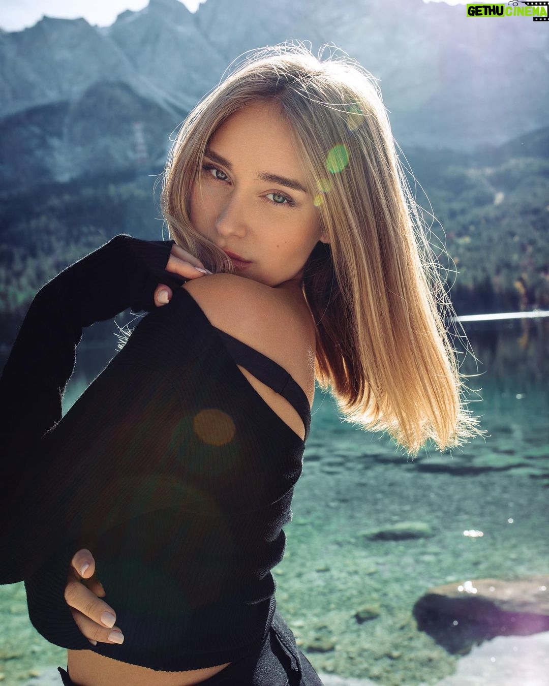 Sina Deinert - 289.5K Likes - First shared post on Instagram!!🥳 @rmkhnert__
We had so much fun on the shoot and the location was a dream!!!
Which picture is your favorite? 🏔💚