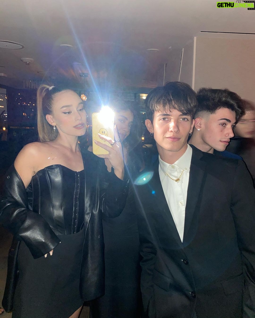 Sina Deinert - 325.8K Likes - Dinners with NU and Simon are the best 😏✨