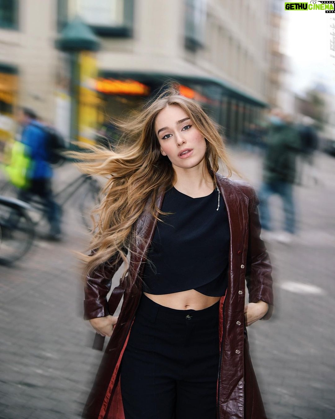 Sina Deinert - 351.6K Likes - Spotted the absolute prettiest out in the German streets <3 ela é nossa Brasillll🇧🇷🌟