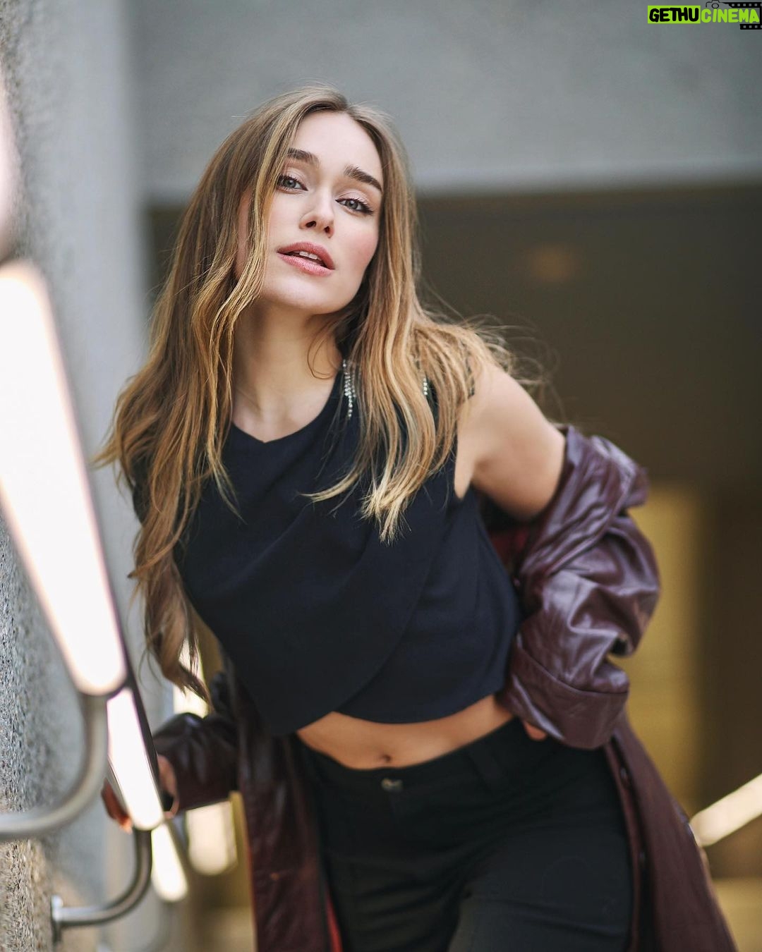 Sina Deinert - 351.6K Likes - Spotted the absolute prettiest out in the German streets <3 ela é nossa Brasillll🇧🇷🌟
