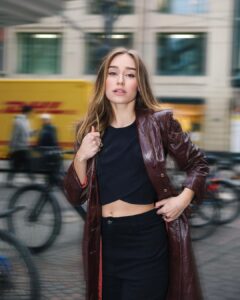 Sina Deinert Instagram - Spotted the absolute prettiest out in the German streets <3 ela é nossa Brasillll🇧🇷🌟 Karlsruhe, Germany
