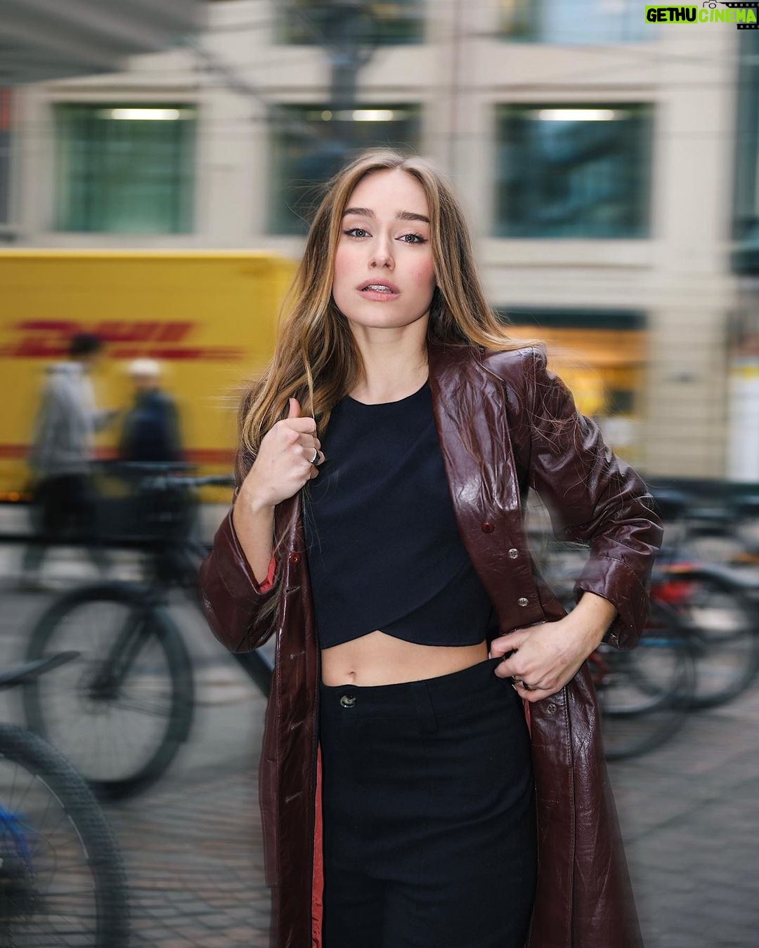 Sina Deinert - 351.6K Likes - Spotted the absolute prettiest out in the German streets <3 ela é nossa Brasillll🇧🇷🌟