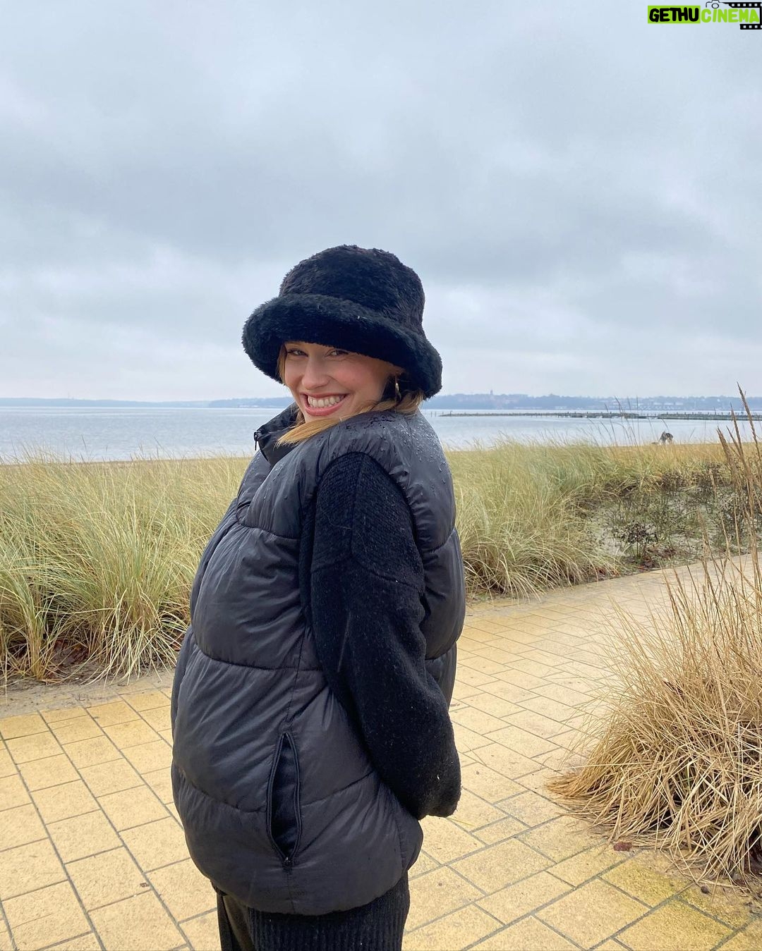 Sina Deinert Instagram - Huhu aus dem Norden ihr Lemminge! Ich geh mir jetzt ein Krabbenbrötchen ergattern. - Caption Idee von @_monaluca Flensburg