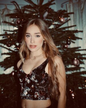 Sina Deinert Instagram - 🎄Merry Christmas/ Frohe Weihnachten!!! I hope you guys have cozy holidays and can spend it with your family and loved ones!!! 
Xoxo Sina