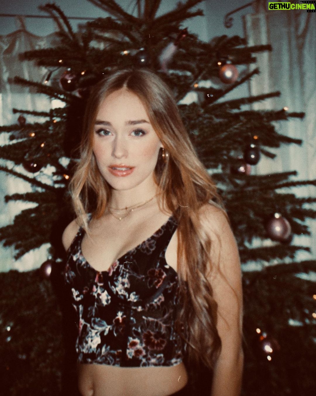 Sina Deinert - 256.8K Likes - 🎄Merry Christmas/ Frohe Weihnachten!!! I hope you guys have cozy holidays and can spend it with your family and loved ones!!!
Xoxo Sina