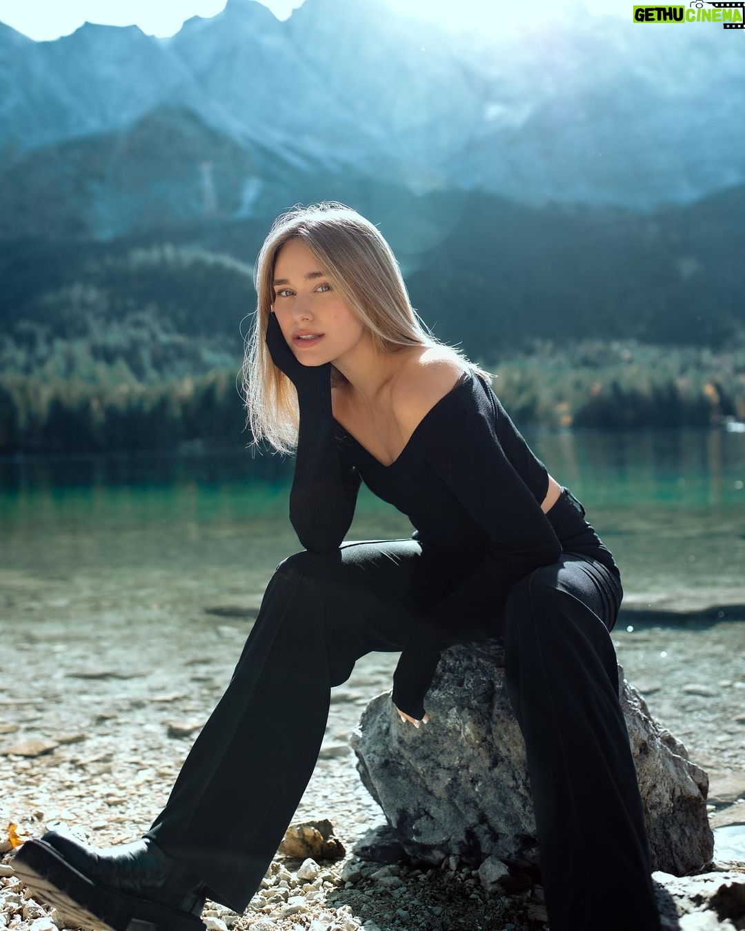 Sina Deinert - 289.5K Likes - First shared post on Instagram!!🥳 @rmkhnert__
We had so much fun on the shoot and the location was a dream!!!
Which picture is your favorite? 🏔💚
