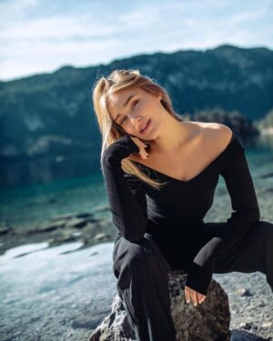 Sina Deinert Instagram - First shared post on Instagram!!🥳 @rmkhnert__ 
We had so much fun on the shoot and the location was a dream!!! 
Which picture is your favorite? 🏔💚