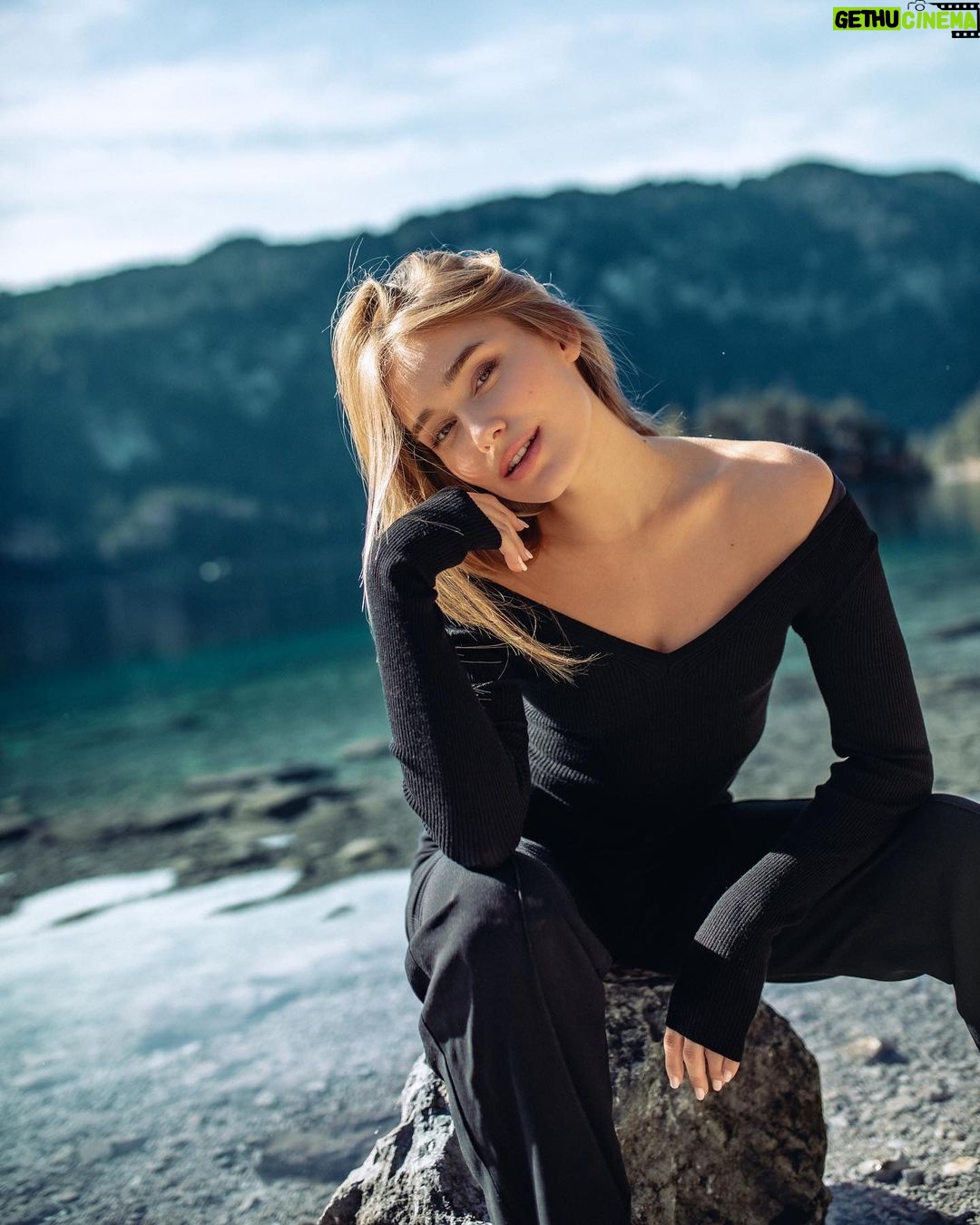 Sina Deinert - 289.5K Likes - First shared post on Instagram!!🥳 @rmkhnert__
We had so much fun on the shoot and the location was a dream!!!
Which picture is your favorite? 🏔💚
