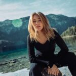 Sina Deinert Instagram - First shared post on Instagram!!🥳 @rmkhnert__ We had so much fun on the shoot and the location was a dream!!! Which picture is your favorite? 🏔💚 Österreich / Austria