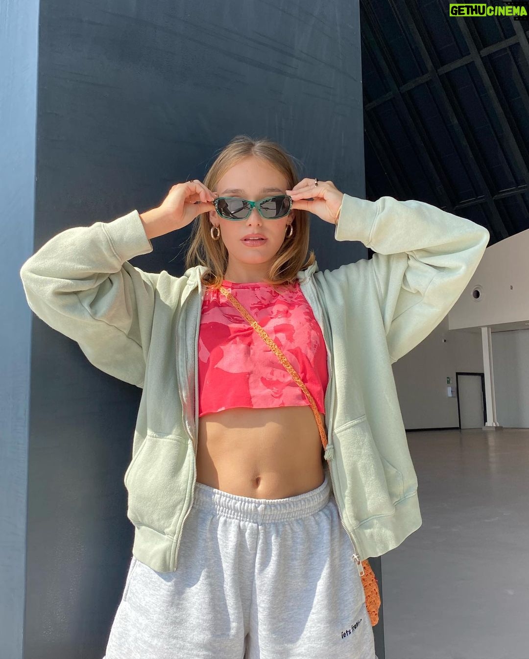 Sina Deinert - 257.7K Likes - 🪲🧑🏼🎤🧚🏻🐛🐍