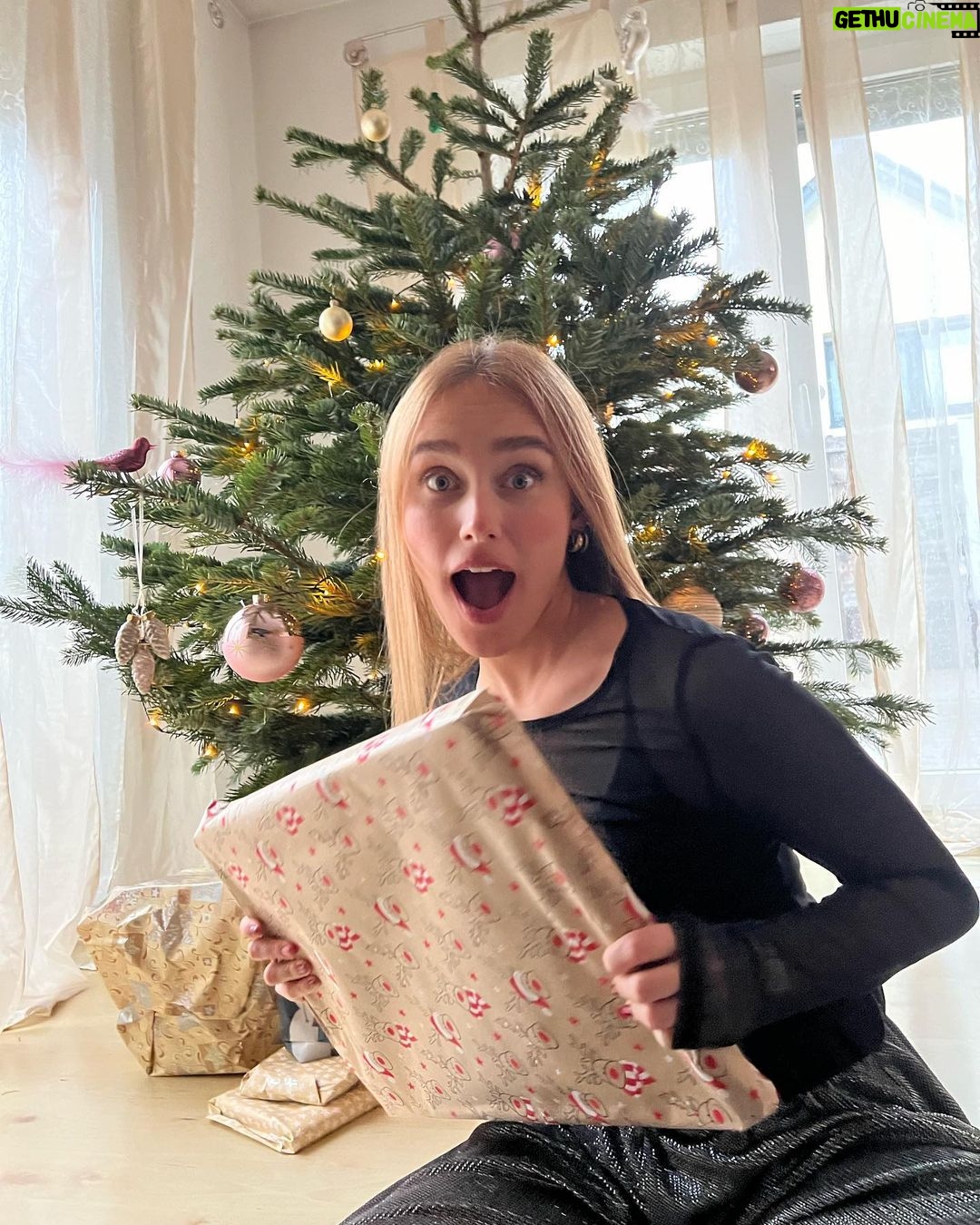 Sina Deinert Instagram - Happy Holidays everyone๐โจ๐ wishing you and your family/friends love, peace and happiness!! ๐๐ผ Germany
