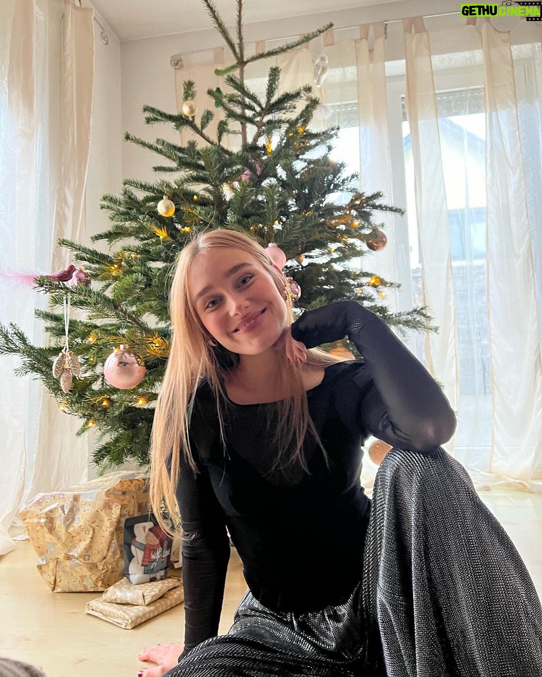 Sina Deinert Instagram - Happy Holidays everyone๐โจ๐ wishing you and your family/friends love, peace and happiness!! ๐๐ผ Germany