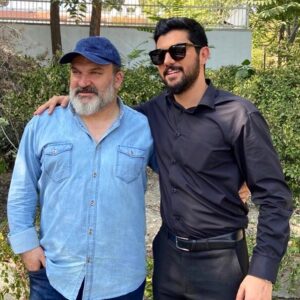 Sina Mehrad Instagram - 🎬
اینک که کمتر از بیست و چهار ساعت از پایان فیلمبرداری آقازاده میگذرد به خیلی چیزها می اندیشم.به حرف ها و درد های ریز و درشتی که قرار بود بگوییم و قضاوتش بماند با شما ، به بیکران محبتِ حامد عنقا و بهرنگ توفیقی که بار دیگر چون سریال پدر ، پدرانه در کنارم ایستادند، به تک تک عوامل آقازاده که در این  یک سال بالهای خستگی ناپذیری بودند
به احترام تک تک شان کلاه از سر برمیدارم.
❤️
سینا ، حامد 
@aghazadeh.series