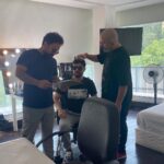 Sina Mehrad Instagram - 🎬 اینک که کمتر از بیست و چهار ساعت از پایان فیلمبرداری آقازاده میگذرد به خیلی چیزها می اندیشم.به حرف ها و درد های ریز و درشتی که قرار بود بگوییم و قضاوتش بماند با شما ، به بیکران محبتِ حامد عنقا و بهرنگ توفیقی که بار دیگر چون سریال پدر ، پدرانه در کنارم ایستادند، به تک تک عوامل آقازاده که در این یک سال بالهای خستگی ناپذیری بودند به احترام تک تک شان کلاه از سر برمیدارم. ❤️ سینا ، حامد @aghazadeh.series