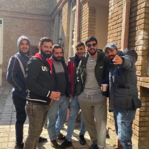 Sina Mehrad Instagram - 🎬
اینک که کمتر از بیست و چهار ساعت از پایان فیلمبرداری آقازاده میگذرد به خیلی چیزها می اندیشم.به حرف ها و درد های ریز و درشتی که قرار بود بگوییم و قضاوتش بماند با شما ، به بیکران محبتِ حامد عنقا و بهرنگ توفیقی که بار دیگر چون سریال پدر ، پدرانه در کنارم ایستادند، به تک تک عوامل آقازاده که در این  یک سال بالهای خستگی ناپذیری بودند
به احترام تک تک شان کلاه از سر برمیدارم.
❤️
سینا ، حامد 
@aghazadeh.series