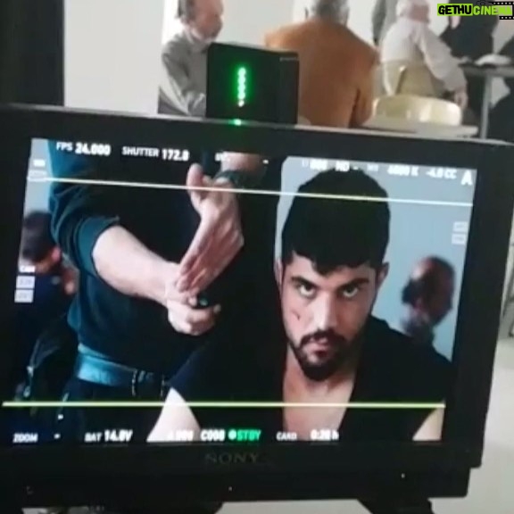 Sina Mehrad Instagram - 🎥 = 🥊 تصاوير اِسلو...صداها اِكو...دهان خشك ميشود...فشار بالا و پايين ميرود...قلب به تاپ تاپ مى افتد...همانند بوكسورى كه در آستانه ى ورود به رينگ است... (( حال و هواى قبل از هر پلان )) اگر بازيگرى برايت جدى باشد... 👇🏻 ✨فیلم سینمایی « ژنِ خوک » از امروز در شبکه نمایش خانگی ✨