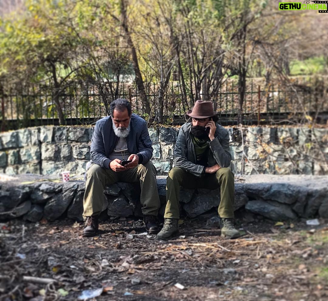Sina Mehrad Instagram - . دو نَسل... دو اُستاد... دو عِشق... #director #cameraman #فیلم_سینمایی_ژن_خوک @saeedsoheilii @masoud.salami