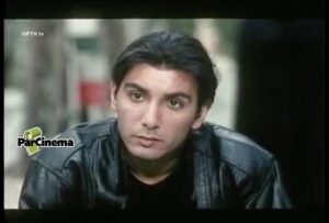 Sina Mehrad Instagram - ...١٧ سال پيش
فيلم سينمايى "شب برهنه"
همراه با شادمهر عزيز خواننده ى مورد علاقه ام و زنده ياد ناديا گلچين .
🎬 يادمه اون روز مدير مدرسه ام با نامه ى تهيه كننده و گريه هاى بسيار من , اجازه ى حضورم را براى بازى در اين فيلم قبول كرد ، و همان مجوز و همان گريه ها و همان يك روز و همان يك سكانس باعث شد....
@realshadmehr