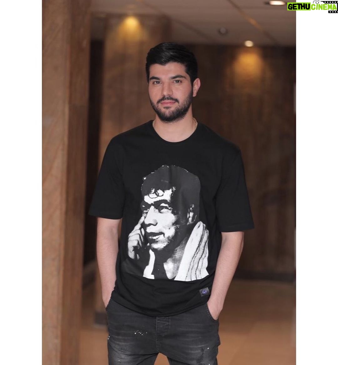 Sina Mehrad Instagram - ...به عشق آقا تختی و فیلم خووب تختی «اکران مردمی ژنِ خووک»
